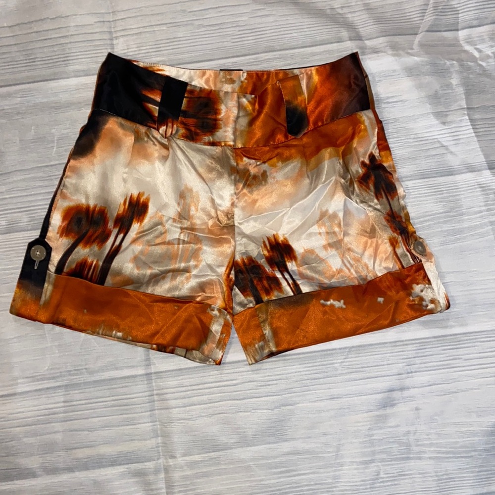 She said shorts, fun 70s look